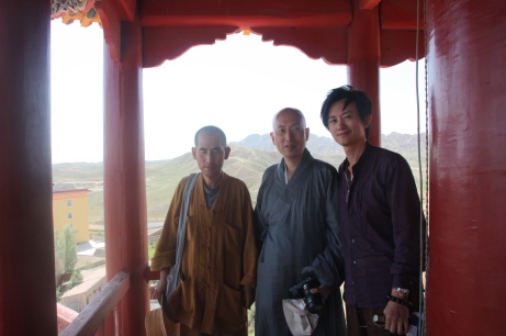 大佛寺主持帶衍空法師和我們登上大殿